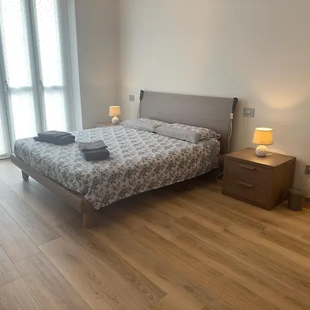 5' From Centre, Total Comfort In The Heart Of *